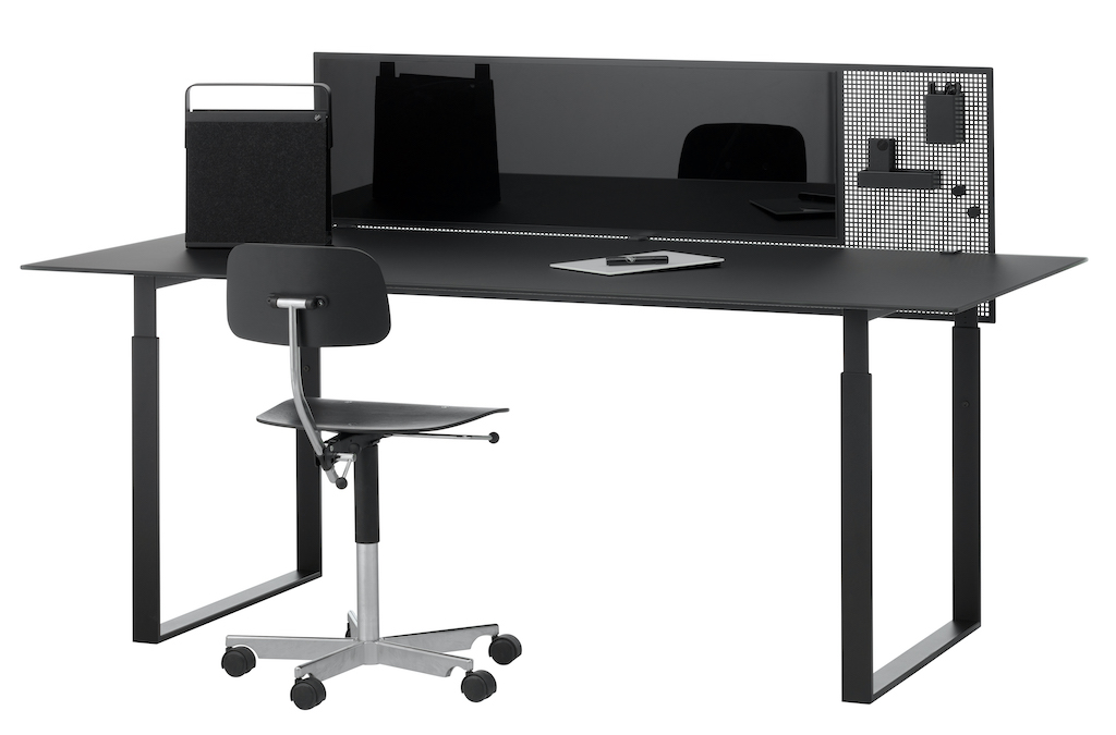 CHAT-BOARD-SQUAD-Guard-1600-Black-RAL7021-front-with-Collectors-accessories-and-chair-and-CAVE